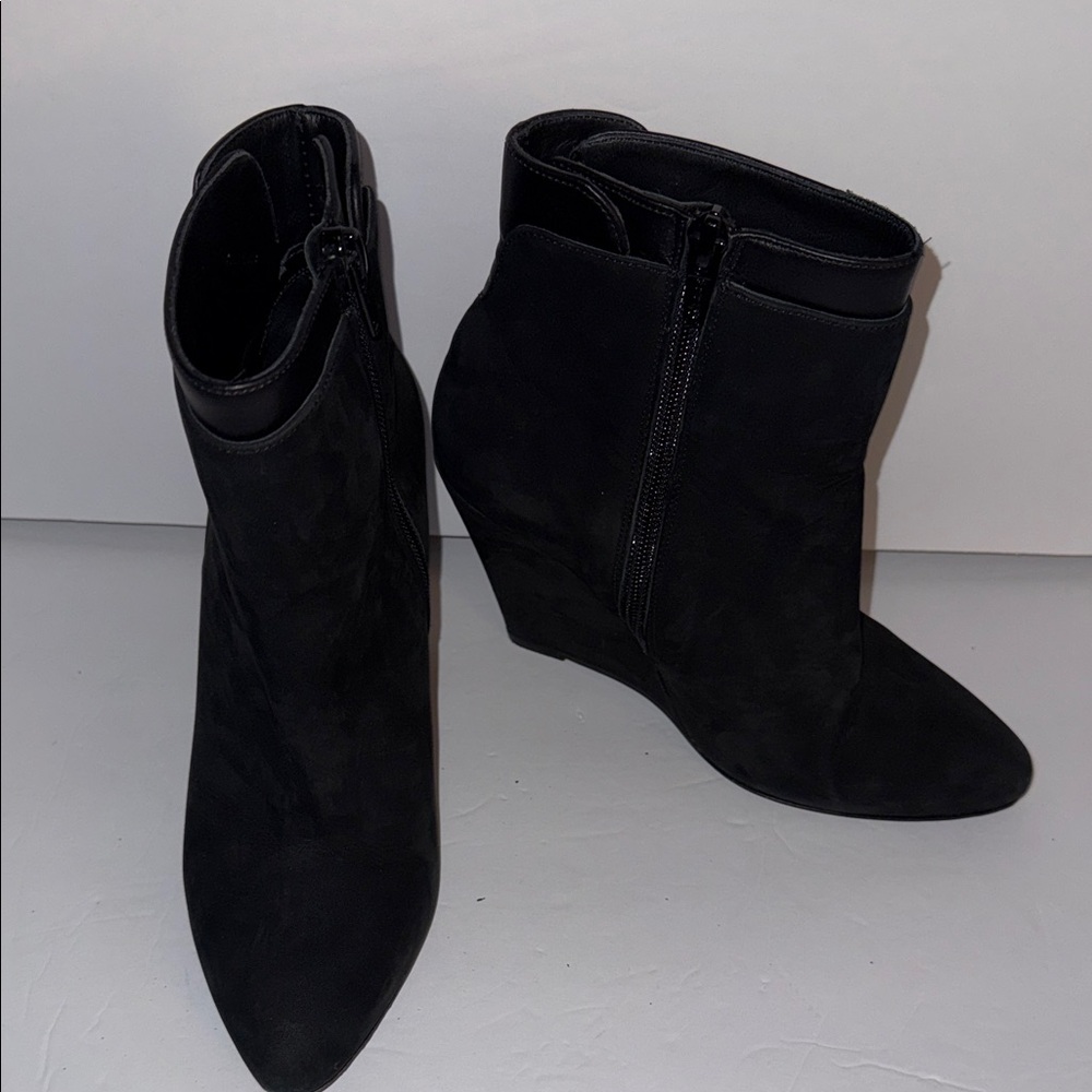 Vince Ludlow Modern Black Suede Ankle Wedge Booties Boots Women’s Size 5.5